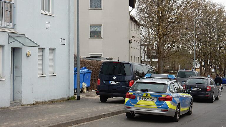 Evakuierung nach Chemikalienfund       -  Nachdem in einem Haus in Schweinfurt verschiedene Chemikalien gefunden wurden, mussten mehrere Gebäude evakuiert werden.