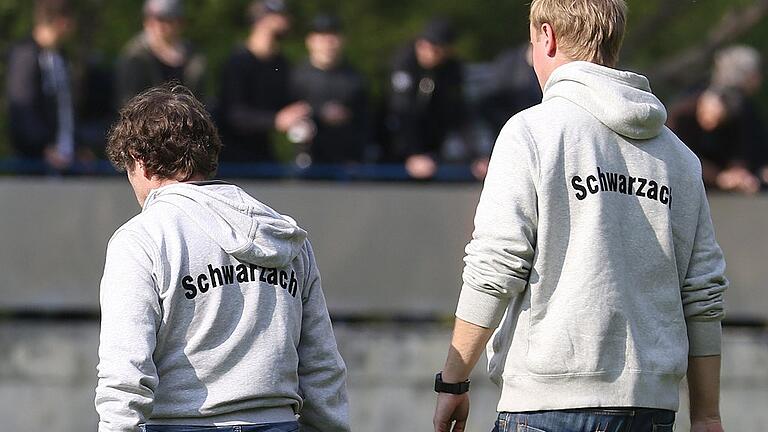 Abgang Richtung Kreisliga? Das Schwarzacher Trainerduo Wolfgang Schneider (links) und Jan Hinrichs.