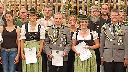 Ehrungen beim Schützenverein Bischbrunn (von links): Gauschützenmeister Andreas Kleineberg, Schirmherr Alexander Hoffmann, MdB und Bezirksschützenmeister Mathias Dörrie sowie von rechts Ehrenschützenmeister Peter Schlegel, Ehrengauschützenmeister Thomas Müssig, Bürgermeisterin Agnes Engelhardt und Schützenmeister Klaus Reinfurt.