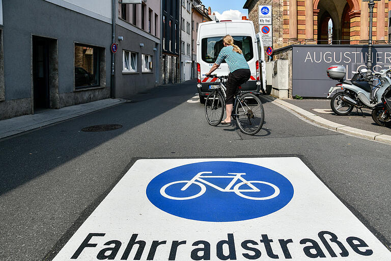 Die Büttnerstraße ist die erste Fahrradstraße in Würzburg. In einer Fahrradstraße haben Fahrräder Vorfahrt vor Autos. Die Büttnerstraße ist die erste Fahrradstraße in Würzburg. In einer Fahrradstraße haben Fahrräder Vorfahrt vor Autos.