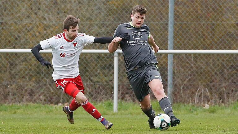 Gelchsheims Spielertrainer Joachim Barthel (links) bedrängt den Versbacher Roman Dienst. Der SV Gelchsheim gewann beim SB Versbach und festigte seine Position als Tabellen-Zweiter hinter dem ETSV Würzburg.