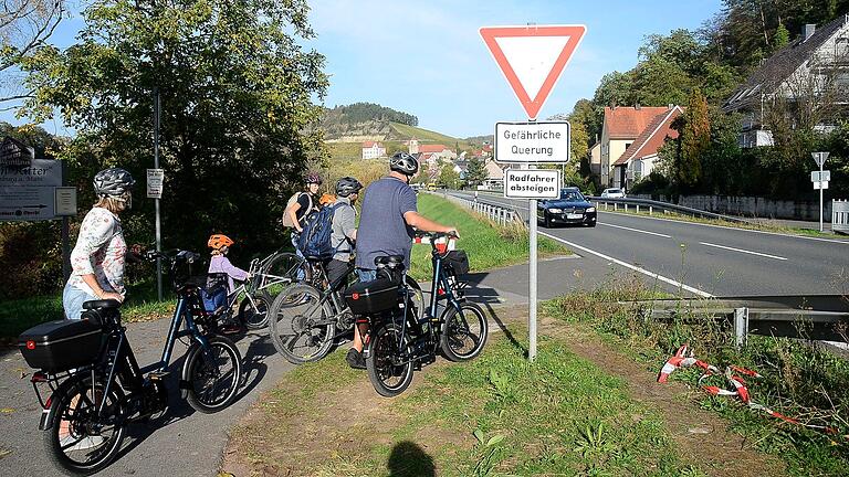 Reagiert hat der Markt Triefenstein nach dem tödlichen Verkehrsunfall am Ortseingang aus Richtung Bettingen mit einer Wegesperre. Diese soll die Radfahrer zum Absteigen anhalten, wenn sie die Staatsstraße überqueren wollen. Die Radlergruppe, die unser Fotograf antraf, stieg ab, bevor sie die Maintalstraße überquerte und ließ dem Verkehr die Vorfahrt.