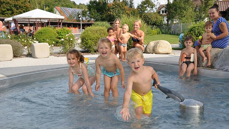 Das Freibad Uettingen ist für Familien mit Kindern ebenso attraktiv wie für Schwimmer. Das Freibad Uettingen ist für Familien mit Kindern ebenso attraktiv wie für Schwimmer.