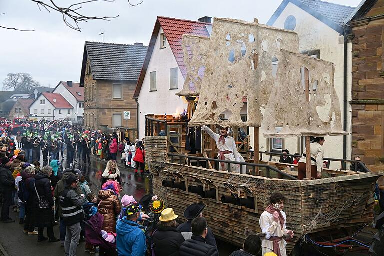 Egal wie groß ein Motivwagen ausfällt: Aufsichtspersonal muss beidseits des Wagens darauf achten, dass niemand unter die Räder kommt. Das Bild entstand beim Faschingszug 2024 in Schallfeld. Egal wie groß ein Motivwagen ausfällt: Aufsichtspersonal muss beidseits des Wagens darauf achten, dass niemand unter die Räder kommt. Das Bild entstand beim Faschingszug 2024 in Schallfeld.