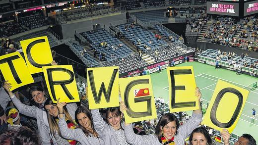 Spaß trotz Niederlage       -  (gmg)   20 Mitglieder des Tennisclubs Rot-Weiß Gerolzhofen waren zum Finale des Federationscup der Frauen nach Prag gereist, um die deutschen Tennisdamen lautstark anzufeuern. Genutzt hat es jedoch nichts, wie man weiß. Nach der Auftaktniederlage von Andrea Petkovic am Samstag gegen Petra Kvitova hofften die Gerolzhöfer Fans auf einen Sieg von Angelique Kerber. Diese gab jedoch zweimal eine 4:2-Führung ab und verlor gegen Lucie Safarova mit 4:6 und 4:6. Das vorentscheidende Einzel Kerbers am Sonntag gegen Petra Kvitova entpuppte sich als wahrer Tennis-Krimi. Die Deutsche musste sich erst nach drei Sätzen und fast drei Stunden geschlagen geben, die Niederlage der deutschen Damen war damit besiegelt. Als das bedeutungslos gewordene Doppel durch Sabine Lisicki und Julia Görges gewonnen wurde, waren die Gerolzhöfer Tennisfans bereits wieder auf dem Heimweg. Trotz des verlorenen Finales war es für die kleine Abordnung unter den 13 000 Zuschauern ein tolles Erlebnis, das nicht einmalig bleiben soll. Erste Überlegungen für einen Besuch des nächsten Spiels der deutschen Tennisdamen im Februar gegen Australien, voraussichtlich in Stuttgart, werden bereits angestellt.