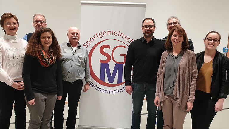 Das Bild zeigt von links die neue Vorstandschaft der SG Margetshöchheim: Simone Riedl (Schriftführerin), Christine Haupt-Kreutzer (stellvertretende Vorsitzende), Peter Burk (stellvertretender Kassier), Oskar Ulsamer (stellvertretender Vorsitzender), Simon Haupt (neuer Vorsitzender), Wolfgang Nahm (Organisationsleiter), Dr. Natascha Würzler (stellvertretende Schriftführerin) und Verena Herbert (neue Kassiererin).