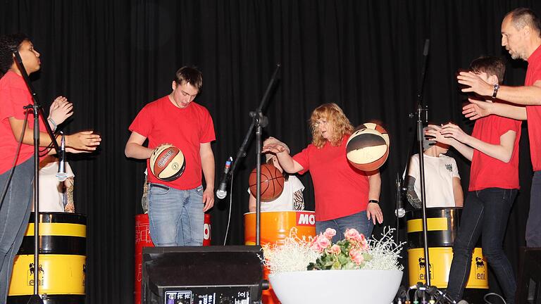 Rhythmische Begeisterung weckten die Jugendlichen der Berufsschulstufe mit ihrer Klangperformance &quot;Stomp&quot;.