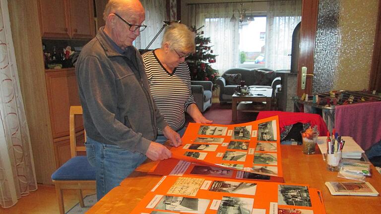 Erich und Renate Graser bei der Durchsicht ihrer Archiv-Fototafeln, die zu gegebenem Anlass präsentiert werden. Foto: Winfried Ehling       -  Erich und Renate Graser bei der Durchsicht ihrer Archiv-Fototafeln, die zu gegebenem Anlass präsentiert werden. Foto: Winfried Ehling