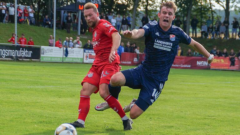 Auf dem Platz ging es hart, aber nie unfair zur Sache. Hier kämpfen Aubstadts Patrick Hofmann (links) und Felix Göttlicher von der SpVgg Unterhaching um den Ball.