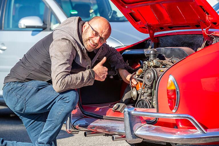 Der Oldtimer wird fit gemacht. Der Oldtimer wird fit gemacht.