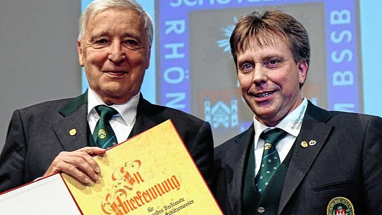 Bezirksehrenschützenmeister Siegfried Schmitt mit Mathias Dörrie