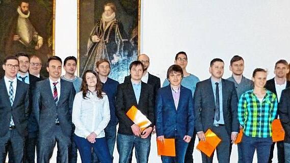 Die besten Absolventen des Sommersemesters 2016 haben Oberbürgermeister Sebastian Remelé (links) und FHWS-Präsident Professor Dr. Robert Grebner (rechts) jetzt für ihre herausragenden Studienleistungen ausgezeichnet.