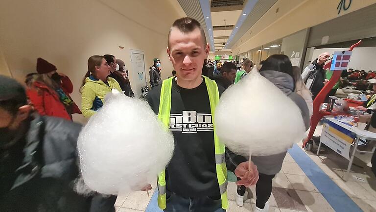 Ein freiwilliger polnischer Helfer bringt im Flüchtlingscamp in Medyka Kindern Zuckerwatte. Ein freiwilliger polnischer Helfer bringt im Flüchtlingscamp in Medyka Kindern Zuckerwatte.