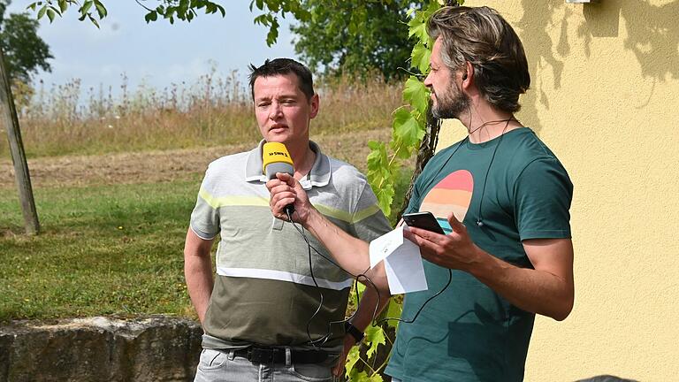 Moderator Benedikt Walesch (rechts) interviewte Gewinner Patrick, der seine Erlebnisse frisch und unverblümt im Radio preisgab. Er war total begeistert vom Taubertal und will auf jeden Fall wiederkommen.