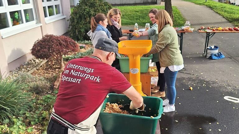 Beim Pressen von Apfelmost vermittelte der Naturpark Spessart Verein mit Sitz in Gemünden altes Wissen. Höhepunkt war ein Crashkurs im Apfelmostkeltern. Hier durften die Lehrkräfte selbst Hand anlegen.