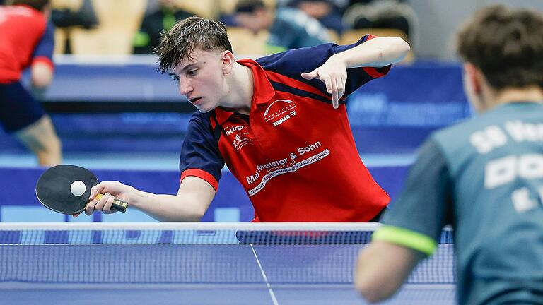 Lorenz Schäfer (links) vom TTC Kist gewann das entscheidende Spiel gegen Daniel Geist vom SB Versbach. Das Lokalderby in der Dritten Tischtennis-Bundesliga Süd zwischen Kist und Versbach endete unentschieden. Lorenz Schäfer (links) vom TTC Kist gewann das entscheidende Spiel gegen Daniel Geist vom SB Versbach. Das Lokalderby in der Dritten Tischtennis-Bundesliga Süd zwischen Kist und Versbach endete unentschieden.