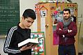 Ein Schüler liest, aufgefordert von Religionslehrer Hamza Özkan, eine Stelle aus dem Koran auf Deutsch vor.