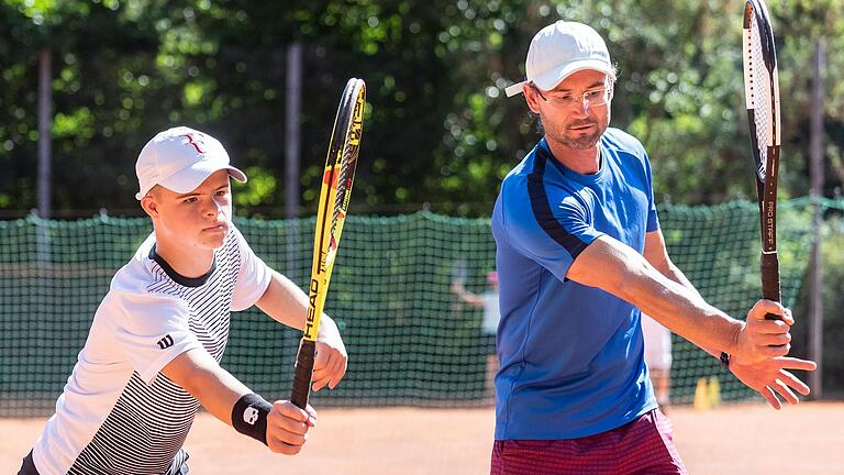 Vincent mit Coach Danail Zhekov beim Tenniscamp auf der Anlage des TC Gerbrunn.