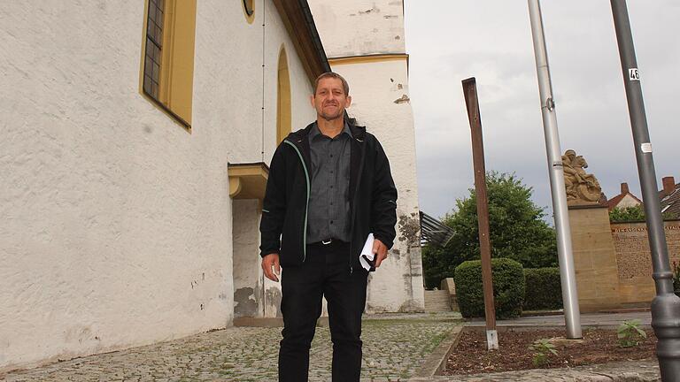 Weiter warten, bis die Mängel am Kirchturm endlich behoben ist, muss Geiselwinds Kirchenpfleger Raphael Palotz.