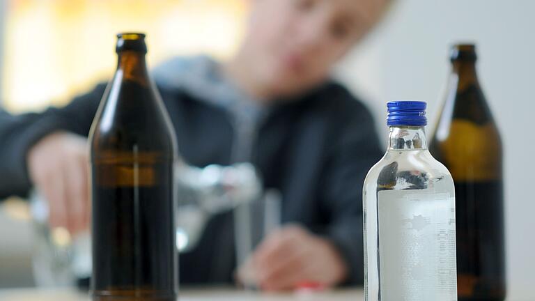 Jugendlicher Komatrinker - Illustration       -  Kinder und Jugendliche trinken sich seltener einen Rausch an. (Symbolbild)