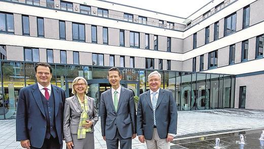 Flagge zeigen: Das will die Stadt Schweinfurt mit dem Gesundheitspark. Im Bild bei der Eröffnung (von links) SWG-Geschäftsführer Alexander Förster, Gudrun Grieser, die das Projekt angestoßen hat, ihr Nachfolger Oberbürgermeister Sebastian Remelé und Leopoldina-Geschäftsführer Adrian Schmuker.