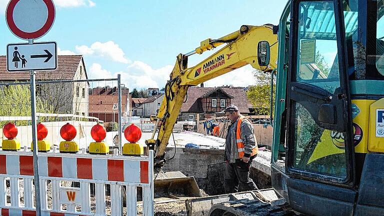 Grundlegende Sanierung: Die Ludwigsbrücke in Poppenlauer ist bis September nicht befahrbar. Grundlegende Sanierung: Die Ludwigsbrücke in Poppenlauer ist bis September nicht befahrbar.