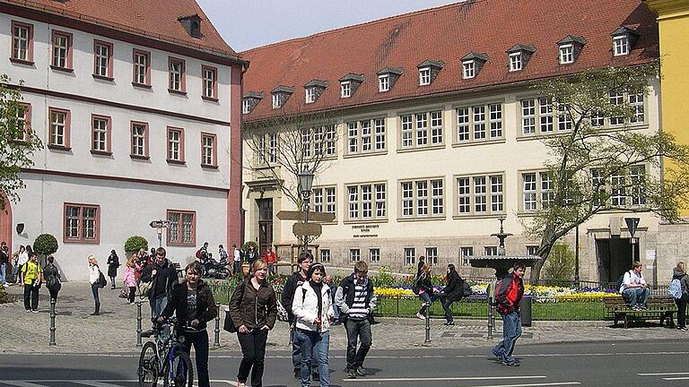 Platz der Partners       -  Die Generalsanierung der Friedrich-Bernbeck-Schule (rechts) neben dem Landratsamt schlägt mit neuneinhalb Millionen Euro zu Buche. Der Schulbetrieb muss während der veranschlagten drei Jahre Bauzeit in eine Schule in den Marshall Heights ausgelagert werden.