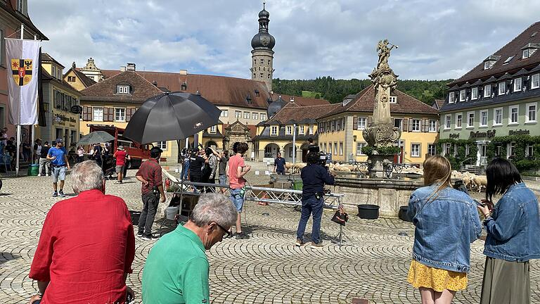 Mitten auf dem Weikersheimer Marktplatz finden derzeit Dreharbeiten für einen ARD-Spielfilm statt.