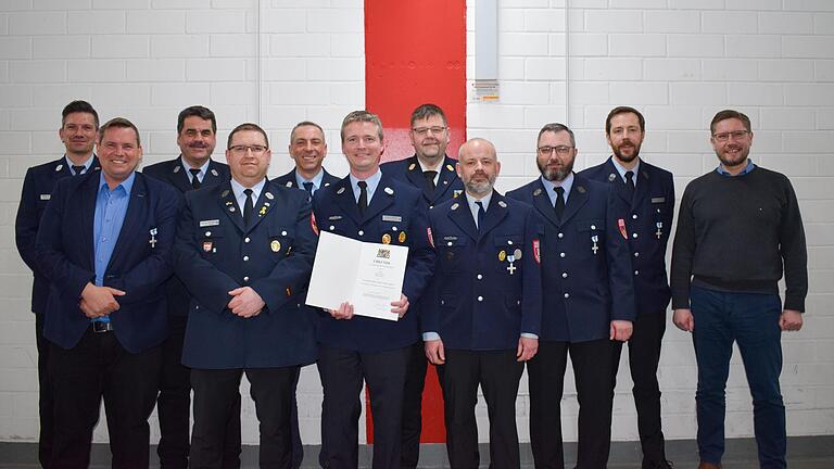 Für 25 Jahre aktiven Dienst bei der Wiesentheider Feuerwehr wurden fünf Wehrmänner ausgezeichnet. Im Bild (vorne): Christian Kraus, Kommandant Michael Reimann, Florian Patzolt, Philipp Schmidt, Christian Klinger und Matthias Friederich. Sie werden eingerahmt von den Funktionsträgern aus Wiesentheid, dem Landkreis und Bürgermeister Klaus Köhler.