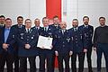 Für 25 Jahre aktiven Dienst bei der Wiesentheider Feuerwehr wurden fünf Wehrmänner ausgezeichnet. Im Bild (vorne): Christian Kraus, Kommandant Michael Reimann, Florian Patzolt, Philipp Schmidt, Christian Klinger und Matthias Friederich. Sie werden eingerahmt von den Funktionsträgern aus Wiesentheid, dem Landkreis und Bürgermeister Klaus Köhler.