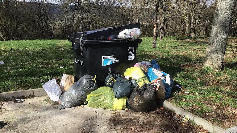 Besonders viel wilder Müll fällt auf dem Parkplatz an der B 287 bei Fuchsstadt an. Hier werden oft große Mengen an häuslichen Abfällen entsorgt. Trotz häufiger Leerung bietet sich immer wieder dieses Bild.       -  Besonders viel wilder Müll fällt auf dem Parkplatz an der B 287 bei Fuchsstadt an. Hier werden oft große Mengen an häuslichen Abfällen entsorgt. Trotz häufiger Leerung bietet sich immer wieder dieses Bild.