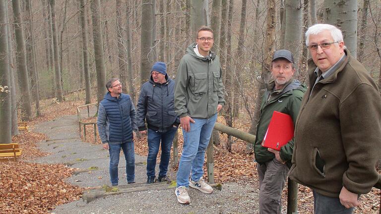 Der Bauausschuss besichtigte den Aufgang zum Gipfelkreuz des Kilianskopfs, auch Küppel genannt, in Kilianshof. Dort muss einiges ausgebessert werden.