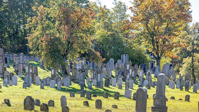 Unterwegs auf dem rund neun Kilometer langen Wanderweg 'Ums Mahlholz' rund um Gerolzhofen. Die Wanderung führt am Jüdischen Friedhof vorbei. Der Friedhof entstand im Jahre 1639 einige hundert Meter östlich des Stadtrandes. Unterwegs auf dem rund neun Kilometer langen Wanderweg 'Ums Mahlholz' rund um Gerolzhofen. Die Wanderung führt am Jüdischen Friedhof vorbei. Der Friedhof entstand im Jahre 1639 einige hundert Meter östlich des Stadtrandes.