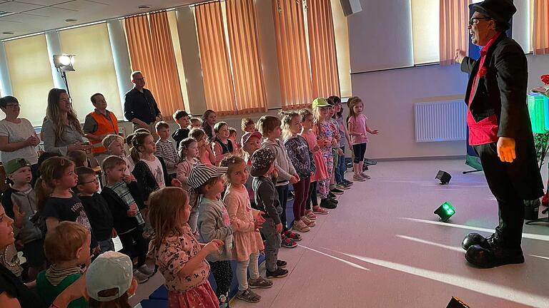 Bei dem Mitmachtheater von Zauberer ZaPPaloTT mussten sich sowohl kleine als auch große Zuschauer aktiv beteiligen. Bei dem Mitmachtheater von Zauberer ZaPPaloTT mussten sich sowohl kleine als auch große Zuschauer aktiv beteiligen.