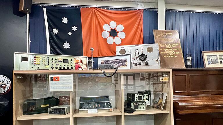 School of the Air in Australien       -  Mit solchen eher rudimentären Funkgeräten und Radios wurde früher unterrichtet.