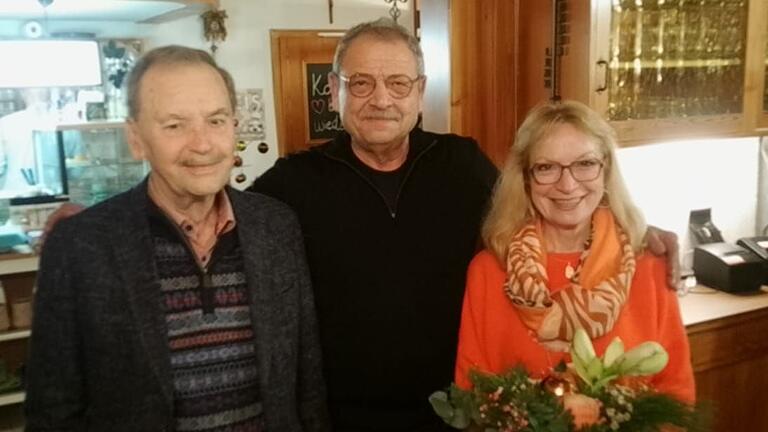 Erich Sternberger (links) wurde von Alfred Allgeier verabschiedet. Für Ehefrau Ute Sternberger gab es Blumen.