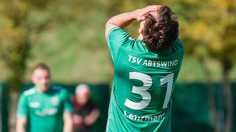Enttäuschung bei Felix Lehrmann vom TSV Abtswind: Die Abtswinder verloren in der Fußball-Bayernliga Nord ihr Auswärtsspiel bei der SpVgg Bayern Hof. Enttäuschung bei Felix Lehrmann vom TSV Abtswind: Die Abtswinder verloren in der Fußball-Bayernliga Nord ihr Auswärtsspiel bei der SpVgg Bayern Hof.