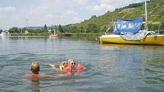 Riskantes Baden im Fluss       -  Aufblasbare Wassertiere, Reifen und Wasserbälle sind Spielzeug und keine Hilfsmittel zum Baden und Schwimmen. Besonders Luftmatratzen verleiten dazu, sich unkontrolliert treiben zu lassen. Diese Gegenstände haben in fließenden Gewässern nichts zu suchen.