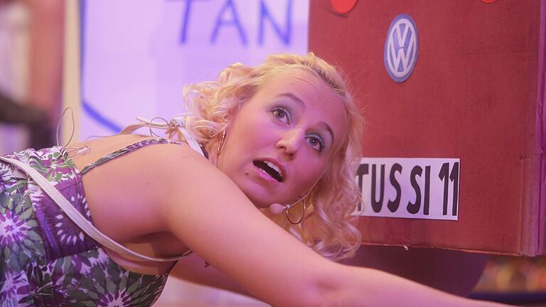 Blond und voller Ideen. Wenn man die Beulen am Auto über den Auspuff ausblasen möchte, sollte man vorher die Fenster schließen.  Katharina Misch konnte nicht nur textlich und schauspielerisch mit ihrer Bühnenpartnerin Annemarie Grief punkten, sondern auch optisch.