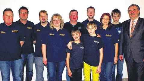 Sie erzielten großartige Erfolge auf nationaler und internationaler Ebene: Die Rennfahrer der Mini-Offroad-Mannschaft des MSC Sand, die sich mit Bürgermeister Bernhard Ruß zum Gruppenbild aufstellte. Sie erzielten großartige Erfolge auf nationaler und internationaler Ebene: Die Rennfahrer der Mini-Offroad-Mannschaft des MSC Sand, die sich mit Bürgermeister Bernhard Ruß zum Gruppenbild aufstellte.