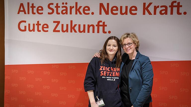 Die 17-jährige Vanessa mit Natascha Kohnen. Sie ist ein Fan der SPD-Chefin und hat sogar ein Bild von ihr in ihrem Zimmer hängen. Die 17-jährige Vanessa mit Natascha Kohnen. Sie ist ein Fan der SPD-Chefin und hat sogar ein Bild von ihr in ihrem Zimmer hängen.