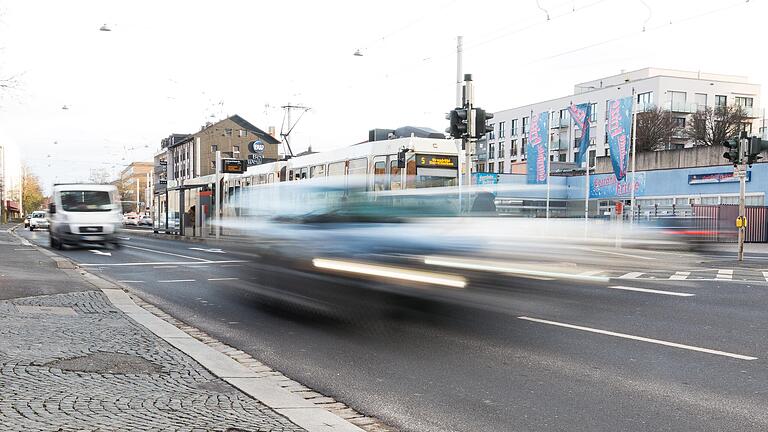 Am Sonntag überfuhr ein 20-Jähriger eine Frau in Würzburg – mit 'deutlich überhöhter Geschwindigkeit', wie die Polizei sagt. Am Sonntag überfuhr ein 20-Jähriger eine Frau in Würzburg – mit 'deutlich überhöhter Geschwindigkeit', wie die Polizei sagt.