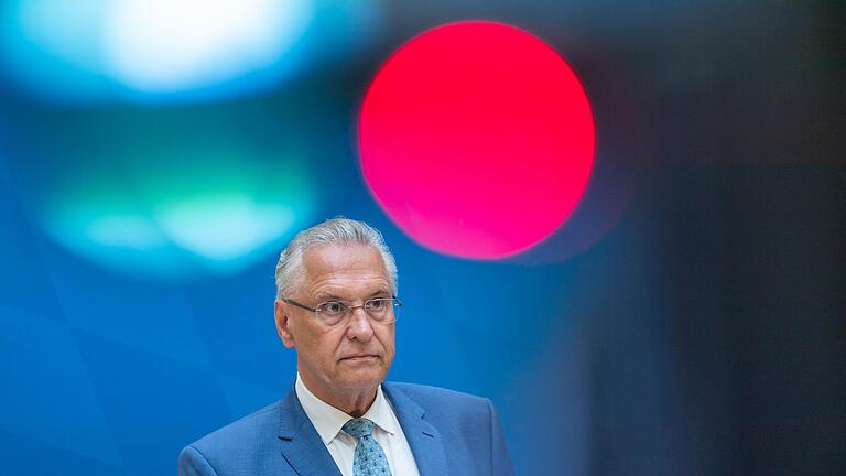 Bayerns Innenminister Joachim Herrmann (CSU) will gegen die sogenannten Corona-Spaziergänge durchgreifen.