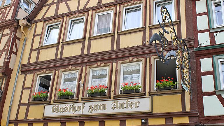 Die Geschichte des Gasthofs Zum Anker in Ochsenfurt geht bis 1693 zurück. Die Geschichte des Gasthofs Zum Anker in Ochsenfurt geht bis 1693 zurück.