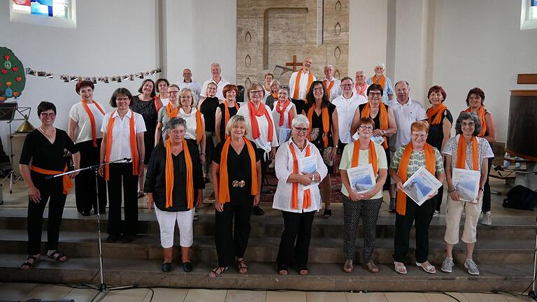 Der Sonnenstrahlchor Sennfeld bei seinem Konzert in der Dreieinigkeitskirche. Der Sonnenstrahlchor Sennfeld bei seinem Konzert in der Dreieinigkeitskirche. 