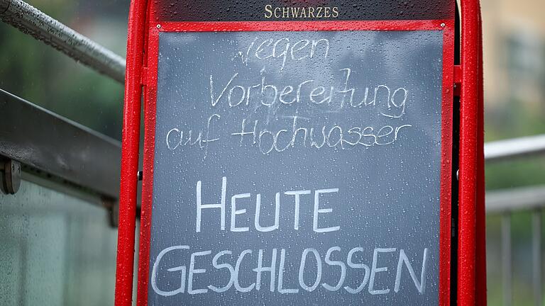 Hochwasser in Sachsen - Viele Gastronomiebetriebe müssen wegen der Vorbereitungen aufs Hochwasser geschlossen bleiben. Hochwasser in Sachsen - Viele Gastronomiebetriebe müssen wegen der Vorbereitungen aufs Hochwasser geschlossen bleiben.