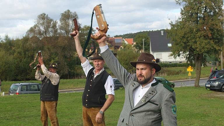 Habt acht: Die Böllerschützen aus Füttersee legen an. Habt acht: Die Böllerschützen aus Füttersee legen an.