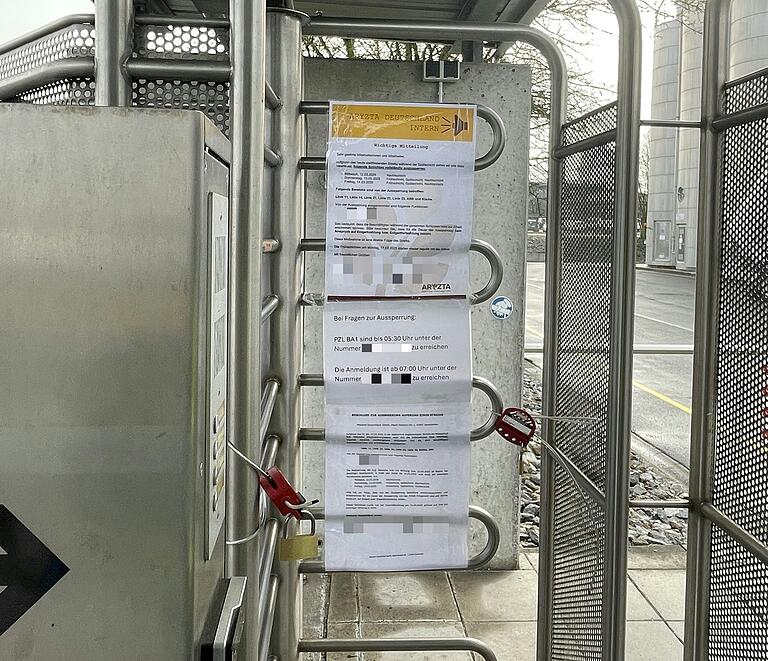 Mit zwei Schlössern war das Drehkreuz am Eingang zum Werk am Donnerstag gesichert. Ein mehrseitiges Schreiben informierte die Beschäftigten über die Aussperrungsmaßnahme von Aryzta. Mit zwei Schlössern war das Drehkreuz am Eingang zum Werk am Donnerstag gesichert. Ein mehrseitiges Schreiben informierte die Beschäftigten über die Aussperrungsmaßnahme von Aryzta.