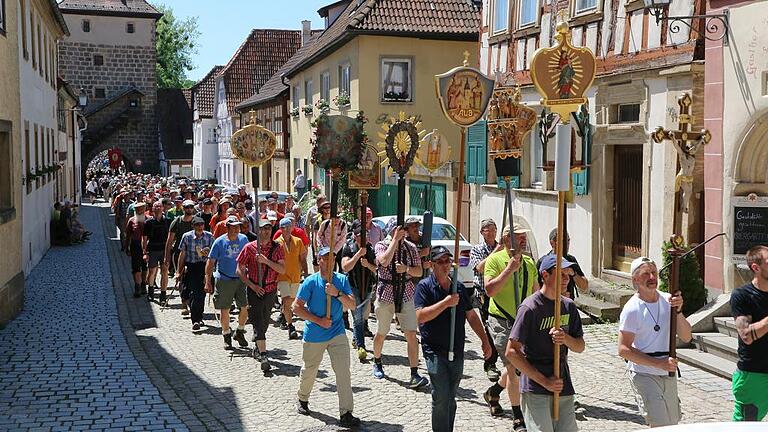 Feierlicher Einzug der Wallfahrer in Seßlach. Feierlicher Einzug der Wallfahrer in Seßlach.