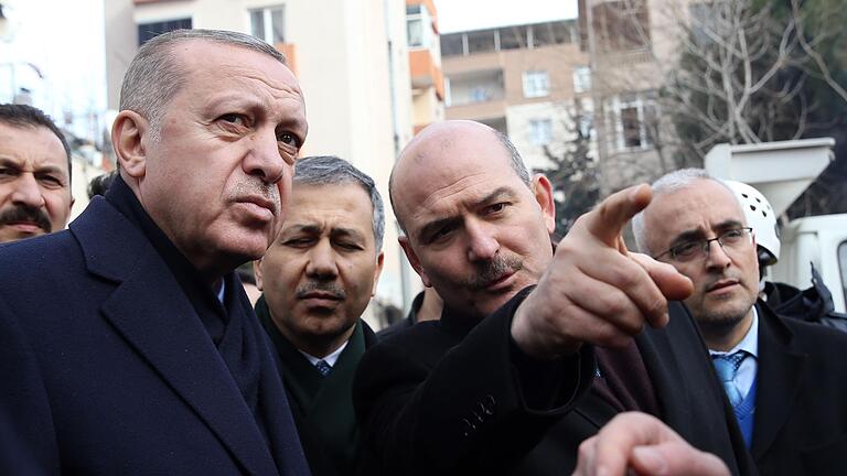 Der türkische Innenminister Süleyman Soylu (Mitte) mit Präsident Recep Tayyip Erdogan Der türkische Innenminister Süleyman Soylu (Mitte) mit Präsident Recep Tayyip Erdogan